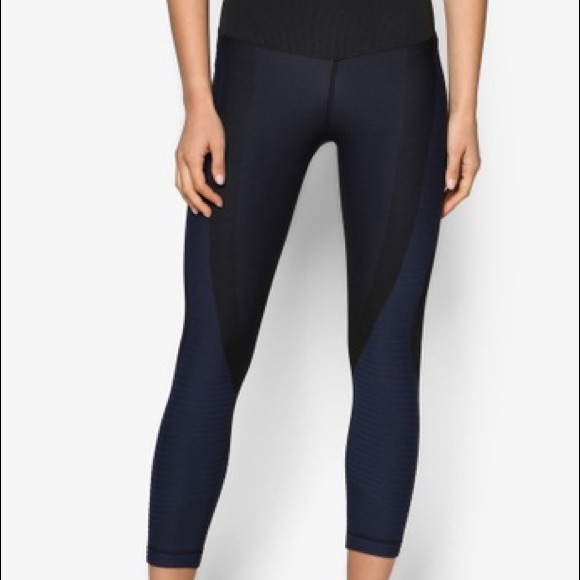 NIKE // Zoned Sculpt Training Capri - Picture 4 of 9